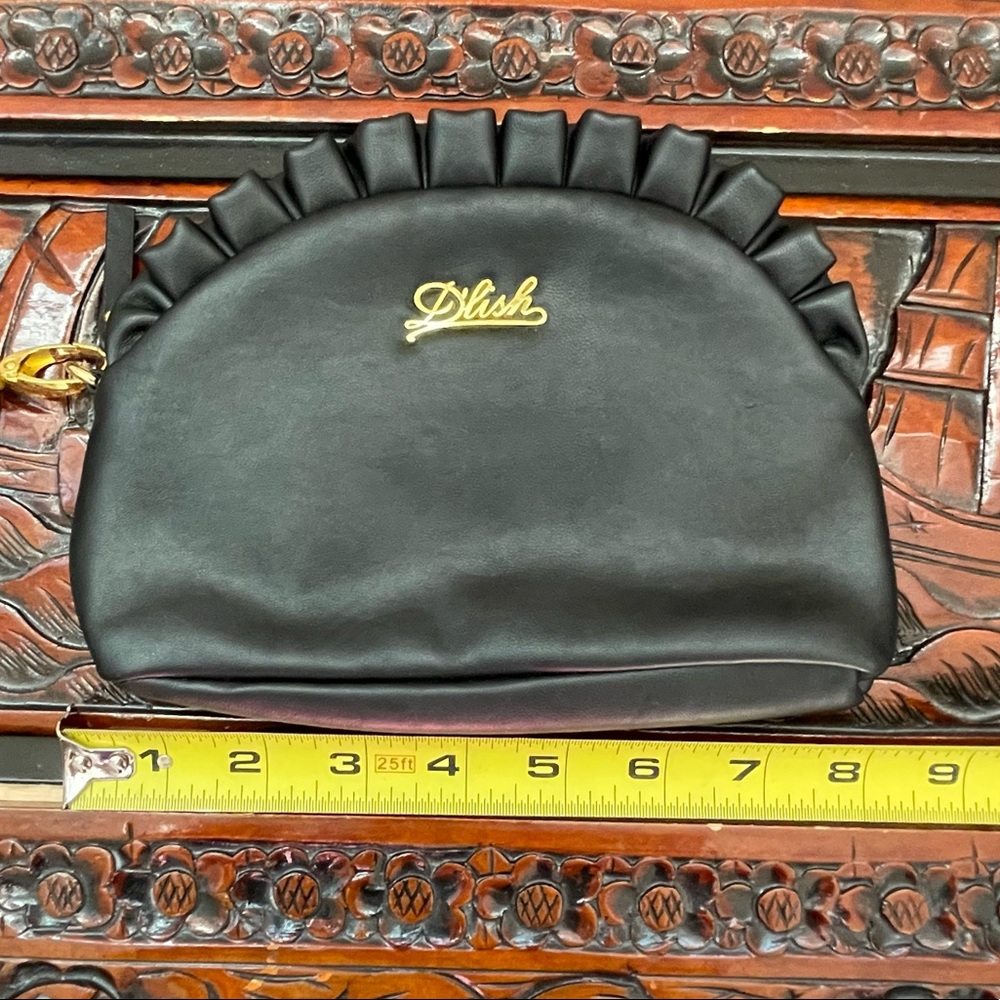 3/25$ 🛒 Ruffled-edge Wrislet Purse - Picture 10 of 11